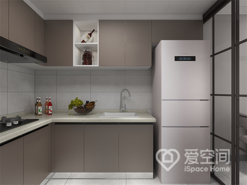 厨房色配色比较低调，橱柜选用了莫兰迪色系，白色操作台提升了空间的层次美感，也增加了视觉上的舒适性。
