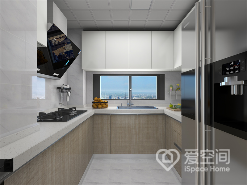 设计师根据厨房的户型优势，选择U型动线来布置橱柜，原木柜面带来舒适的视感，打造出实用性的烹饪空间。