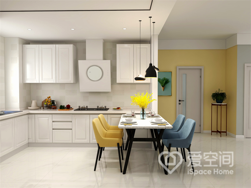 厨餐一体设计，白色橱柜注重功能性，动线设计舒适，蓝黄色餐椅以强烈的视觉感打造出无与伦比的用餐空间。