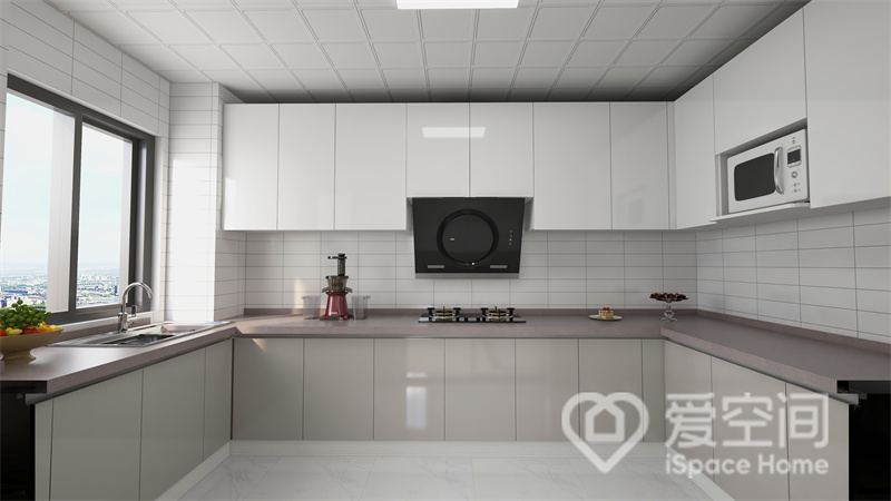 U型厨房释放出更多的行走空间，橱柜的柜面设计做了简化，吊柜与地柜分色设计，层次感强。