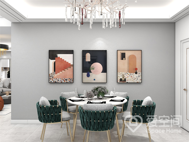 浅灰色背景墙简洁而舒适，墙上画作增加了餐厅的文艺感，祖母绿餐椅搭配灰色靠垫，赋予餐厅轻奢气息。