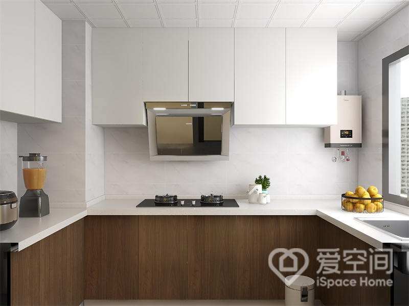 厨房面积小，空间采用“U字型厨房”布局，这样烹饪操作更加便捷，设计师在配色上也格外注重层次感。