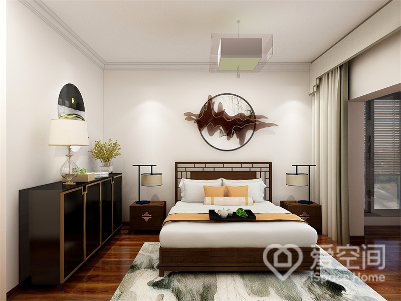 主卧床头家具中式对称法设计，与新中式双人床融合，于大道至简中展现出端庄朴素的休息氛围。