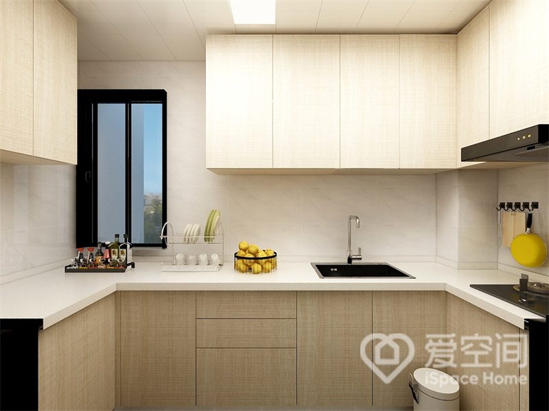 厨房选用淡雅的米白为主色调，搭配原木材质的橱柜，整个空间看起来和谐统一，简约温馨。