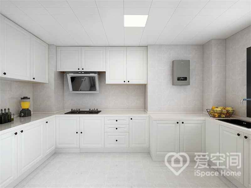 厨房动线合理布局，满足日常烹饪的多样需求，白色的吊柜和底柜令空间显得更加优雅、明亮。