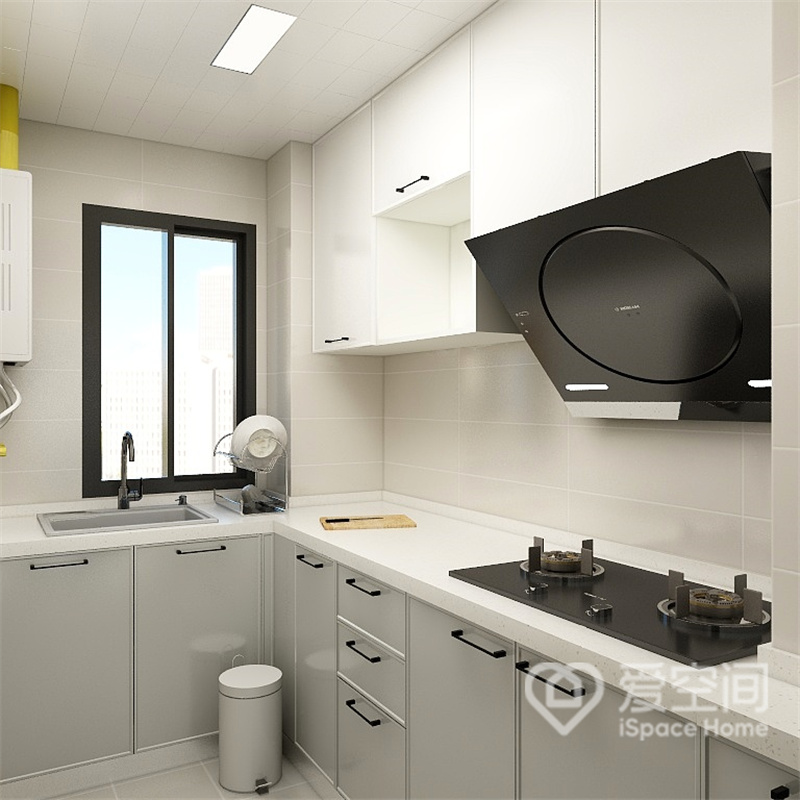 厨房动线合理，橱柜L型设计，柜面以灰白二色为主，与背景墙相互呼应，在灯光的衬托下更显温柔。
