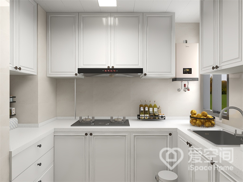 奶白色柜面与米白色背景墙融合在一起，形成优雅柔和的空间美感，U型动线布置提升了烹饪舒适度。