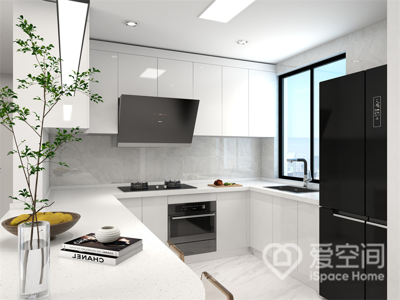 U型动线展现出空间的秩序感，黑色电器嵌入设计带来独特的视觉感受，厨房空间更显清澈优雅。