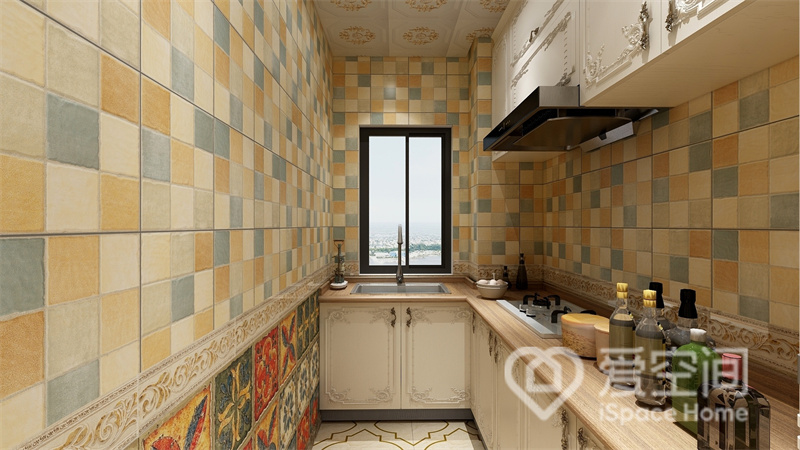 厨房色彩温馨，L型橱柜打造出舒适便捷的烹饪空间，柜面加以雕花点缀，映射出欧式的奢雅意韵。