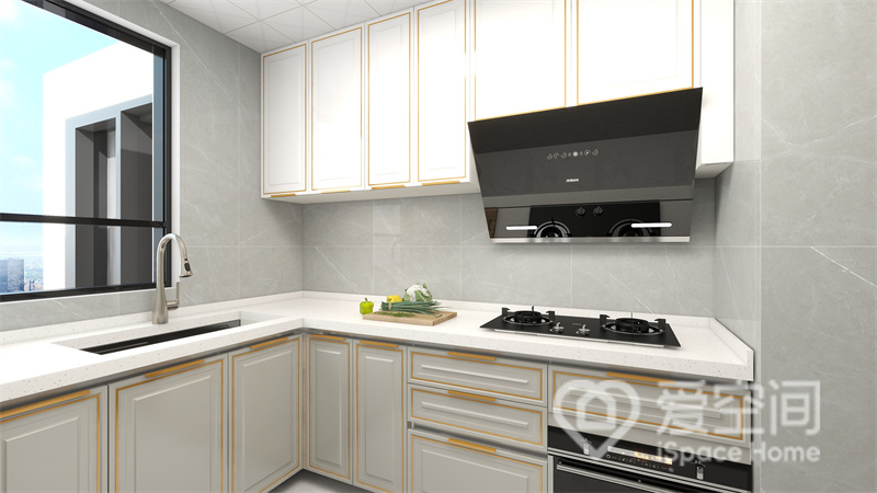 橱柜自带温暖色调，柜面金线勾边，中和了白色的单调，调和出厚重典雅的中式理念，诠释出不同的厨房风情。