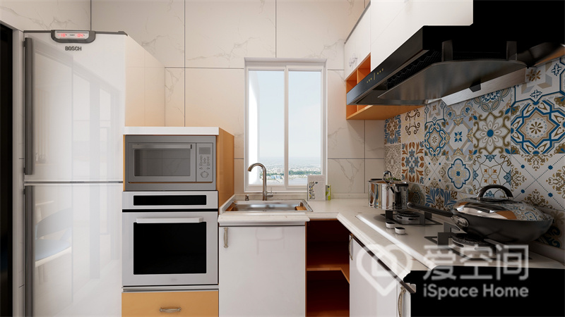 设计师关注厨房空间的利用率，根据空间优势，从业主的生活习惯出发，以L型动线布局。