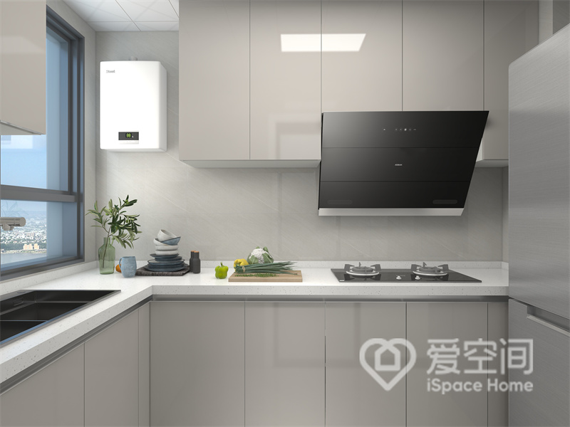 厨房采用封闭式设计，橱柜U型布置，烤漆材柜面视觉延伸力强，提高了厨房的轻盈质感。