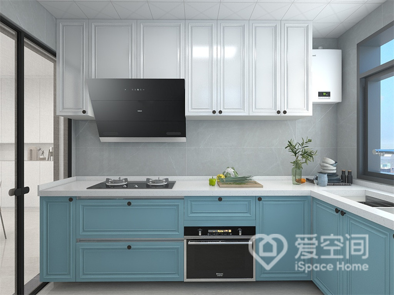 厨房选用白色和天然色为主调，整个空间层次分明，设计师合理利用空间，将橱柜布置为L型。