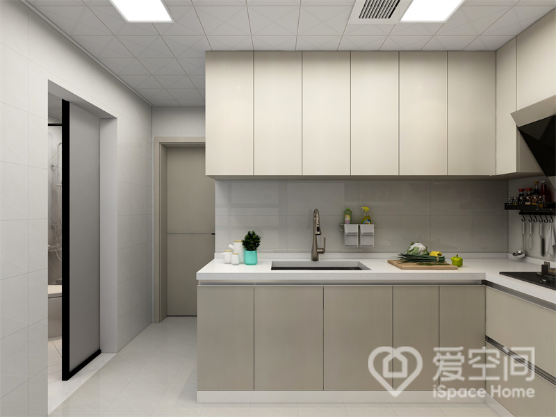 白色空间中融入了米色橱柜，表达出业主的生活态度，橱柜柜面做了隐形设计，空间显得更加整洁。