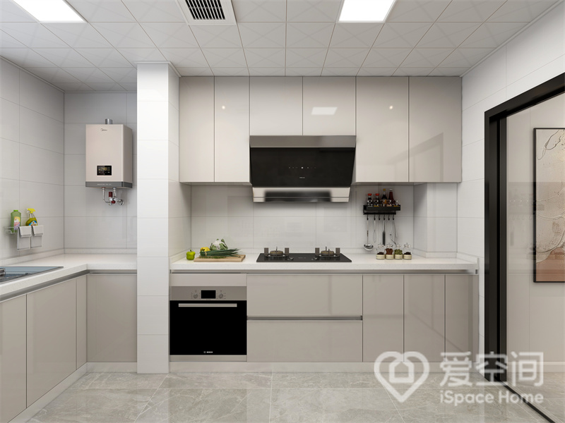 这是一个L型厨房，设计师用简单的米色与白色搭配，打造出简约却不失高级感的烹饪环境。