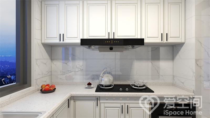 厨房采用L型设计，白色柜面带来优雅整洁的气息，黑色电器嵌入柜面后，展露出独一无二的视觉质感。