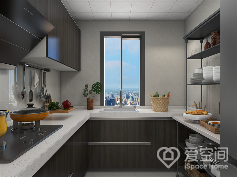 米白色背景中放置U型橱柜，打造出沉静舒适的烹饪氛围，白色操作台提升了视觉层次感。