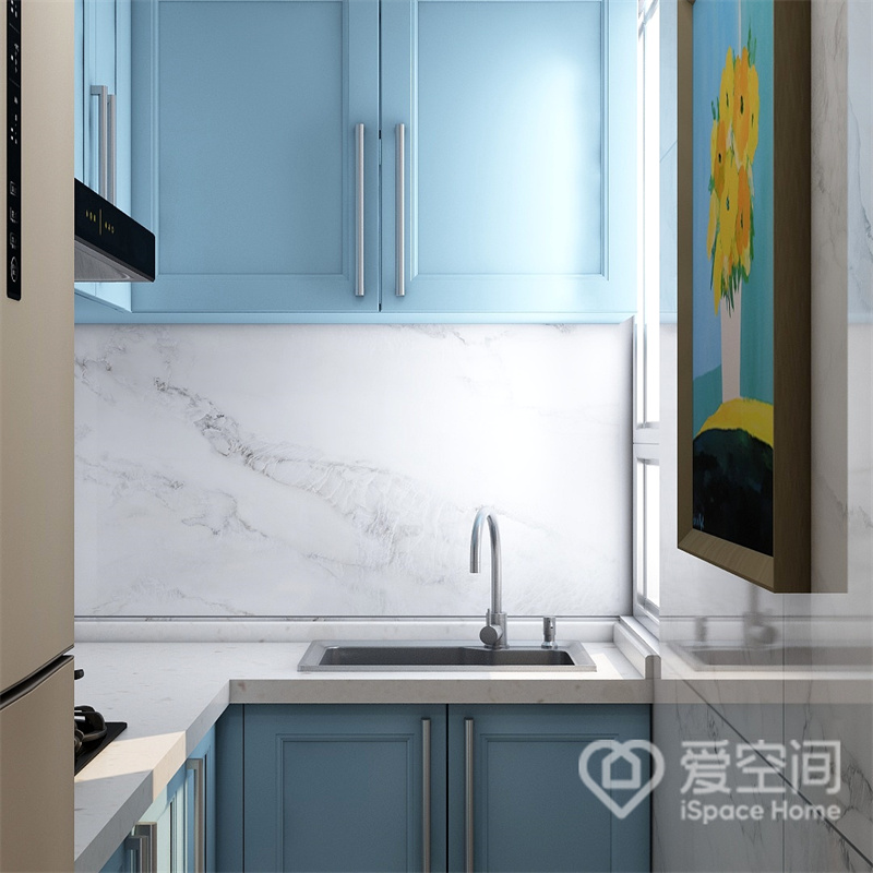 厨房格局紧凑，L型动线便捷度高，柜面采用蓝色为主，外观简洁，搭配白色工作台，温暖舒适。