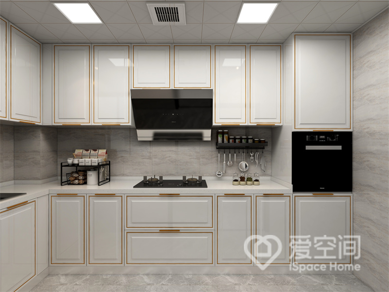 为了使厨房看上去更具有整体感橱柜定制打造，空间每一寸空间得到充分利用，L型动线提高了烹饪效率。