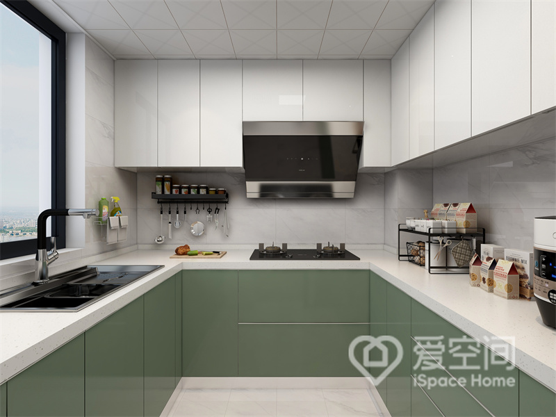 厨房简约时尚，橱柜定制设计，U型动线衔接自然，电器嵌入式柜体中令操作台保持了干净与简洁。