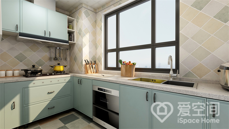 厨房选用L型布局，优化了空间动线，浅蓝色与白色交互，渲染出北欧风格的澄澈与温馨。