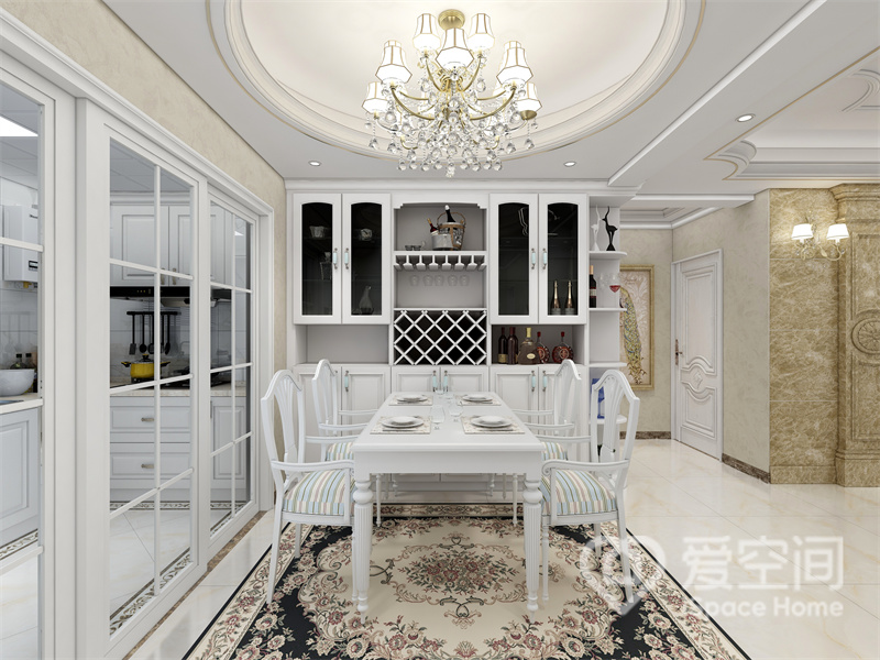 白色餐桌椅尽显高级感，餐边柜储物功能强，白色柜面与整体和谐统一，在光影的律动下格外优雅。