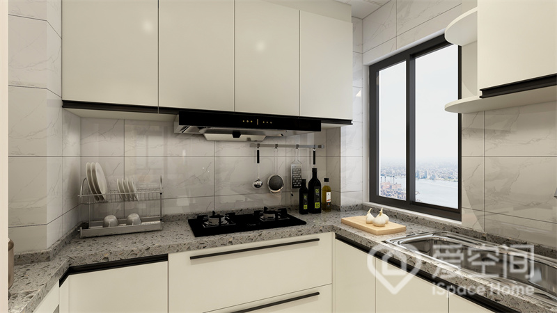 白色奠定了厨房的整洁基调，吊柜与橱柜风格统一，U型动线令烹饪操作更高效、更舒适。