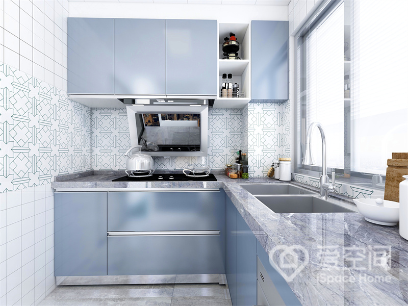 厨房L型动线，简约干净的蓝白基调带来浪漫的生活气息，搭载细腻而随性的灰色操作台，整体简约而富有层次。