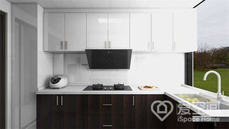 厨房空间颜色以木白对比设计，丰富了空间层次感，背景墙和操作台也是白色，整体干净整洁。