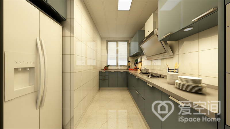 厨房纵深感强，白色空间中加入冷色橱柜，简单的搭配刻画出独特的效果，氛围感拉满。