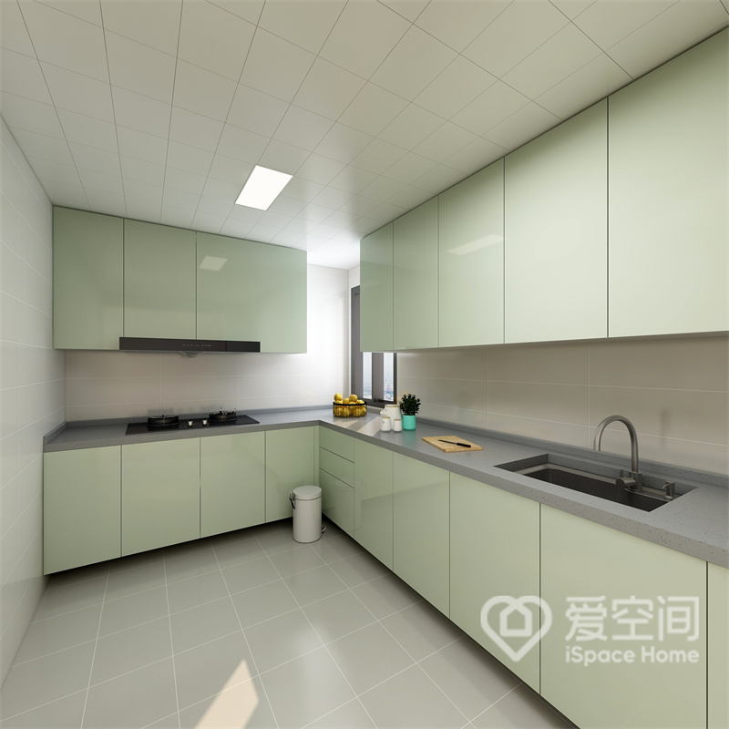 厨房设计简约，橱柜规划为L型动线，白色空间中添置薄荷绿橱柜，心情瞬间变得舒朗起来。