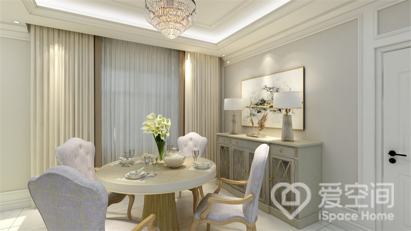 设计师将米白色与灰色元素相融合，用餐空间显得清新淡雅，给人舒适与放松的视觉感受。