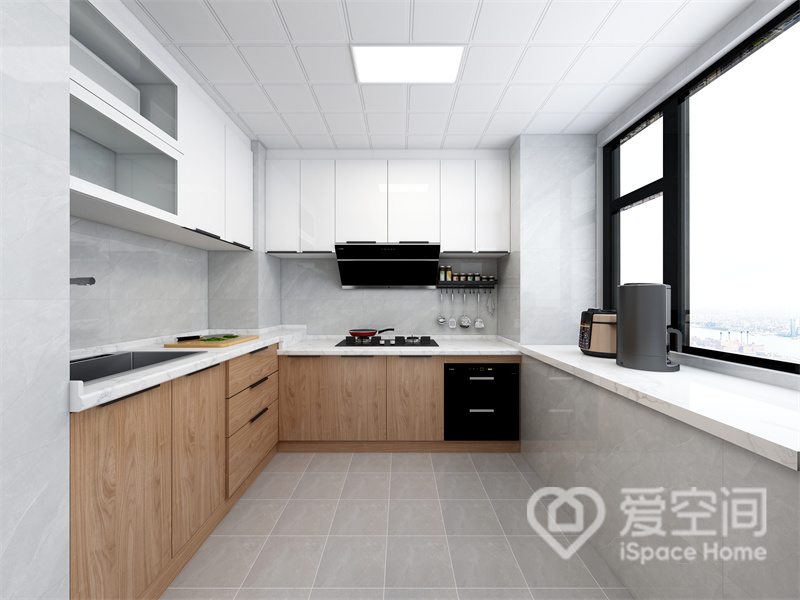 L型厨房，采光理想，白色吊柜与原木橱柜搭配，跳脱中表达出空间秩序，实用与颜值兼具。
