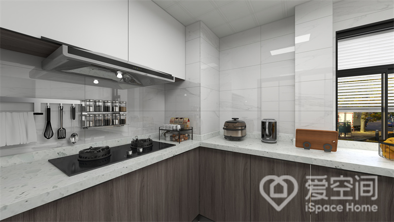 设计师根据家庭烹饪习惯，打造出一个流畅的厨房空间，餐厨用具摆放规整，令空间更加整洁。
