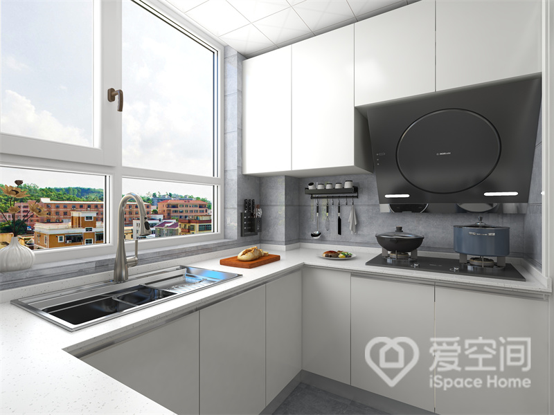 根据厨房优势合理布置橱柜，米白色柜面简约雅致，U型动线提高了烹饪效率，打造出舒适清新的烹饪环境。