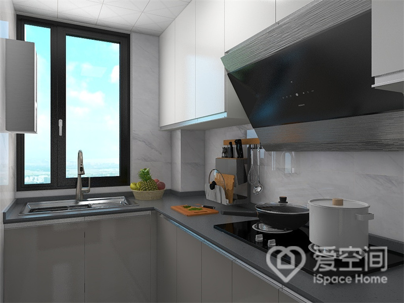 厨房采光有限，结合空间优势运用L型动线布局，吊柜与地柜分色定制，空间显得格外整洁。