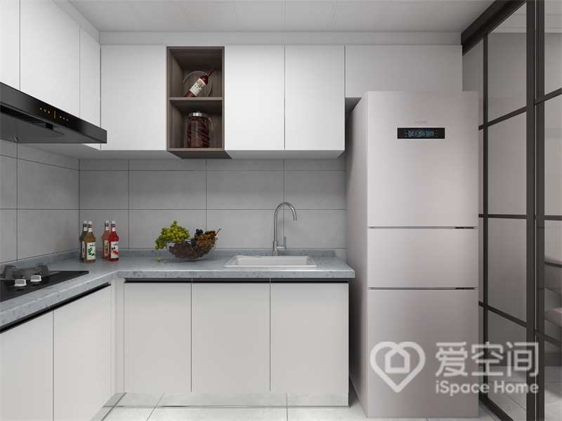 整个厨房空间以白色为主，柜面做了隐形设计，让人一进门就觉得主人品位不凡，L型动线提升了烹饪舒适度。