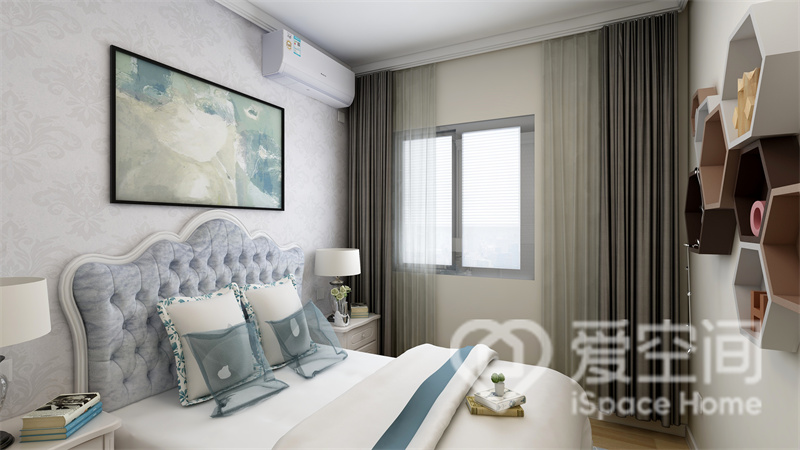 主卧空间的设计简约而优雅， 蓝色床头充满了设计感，装饰画而软装元素赋予了空间生机。