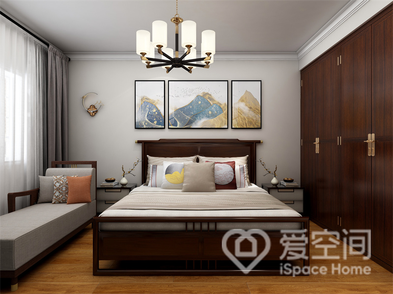 主卧材料家具昂贵，形式简单，乍一看，灰色与红木和谐组合，创造了出隽永简雅的中式画面。