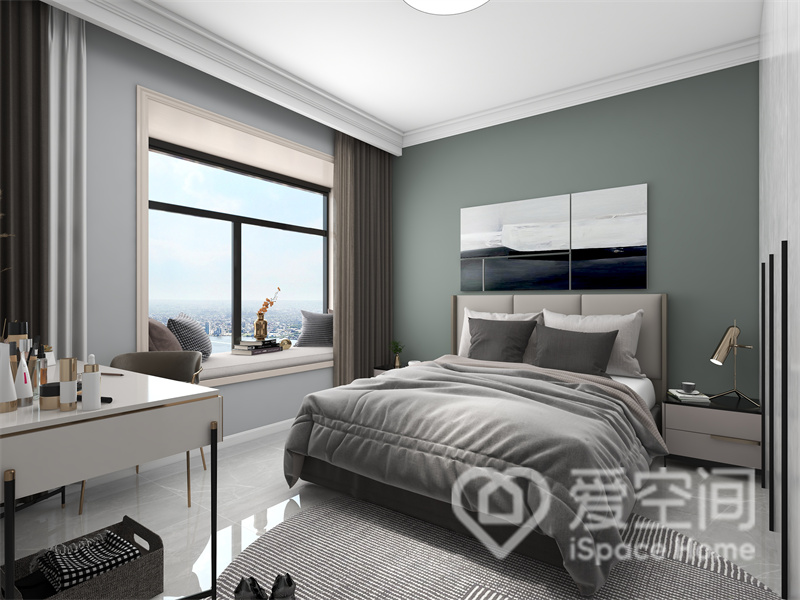 主卧空间中，设计师剔除了繁琐的设计元素，用冷色调赋予了空间静谧感，床品配色温馨舒适。