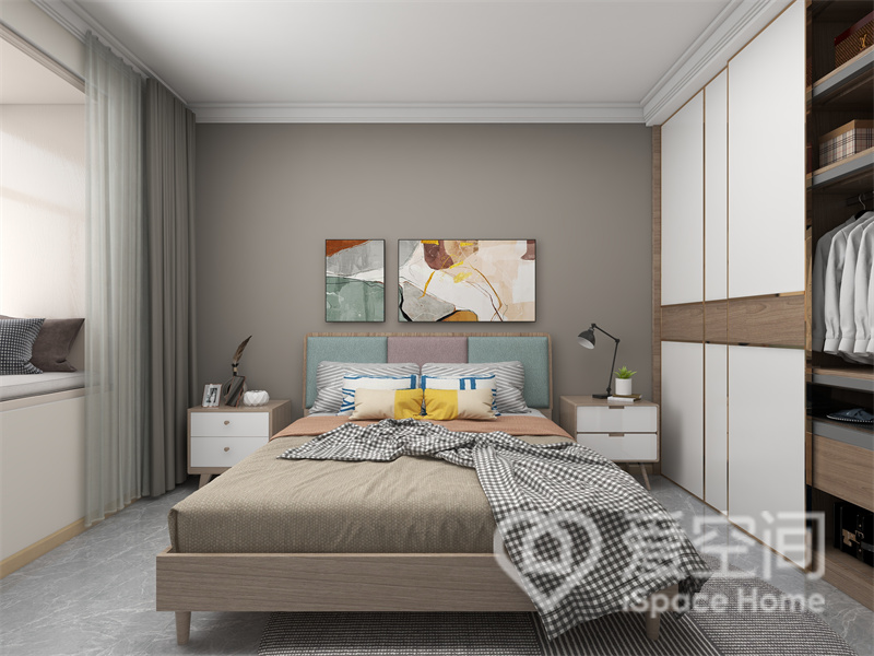 主卧采用色块搭配的设计方法，细腻纹理与高级配色创造出舒适的卧室空间，有效增强了空间的艺术美感。