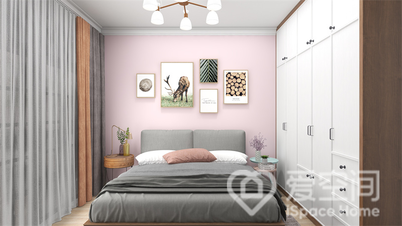 粉色背景墙带来浪漫的空间氛围，隐形衣柜让过道变得更加宽敞，灰白色床品显得空间很干净。