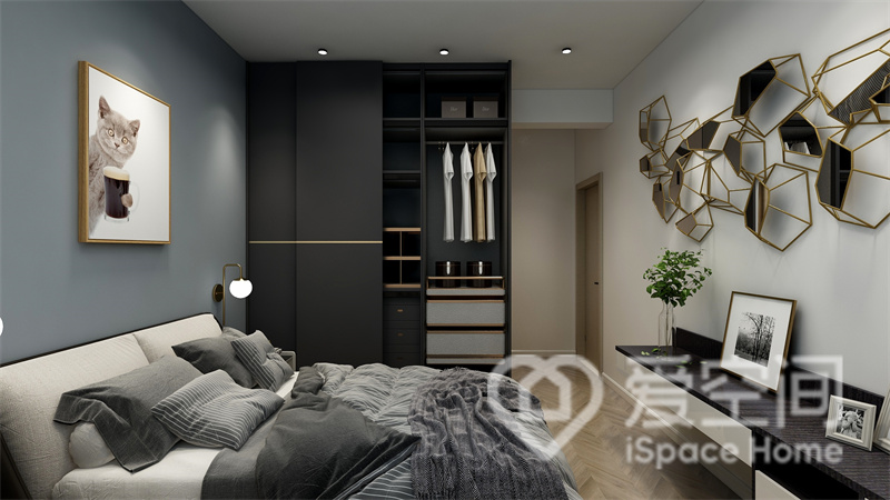 浅蓝色的背景呈现出惊艳而不失温馨的卧室氛围，黑色衣柜提升了空间的时尚感与品质美感。