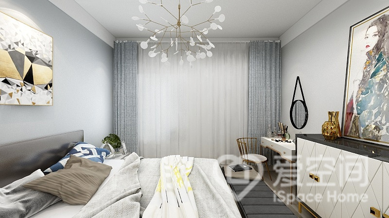 白色调的主卧空间令视觉更加明亮，室内家具简约而精致，个性吊灯散发着柔光，营造出温馨的居住环境。