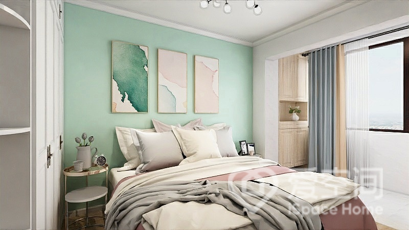 主卧背景以薄荷绿为底色，室内装饰拥有简单的线条，床品配色温雅，凸显卧室的大气的格局。