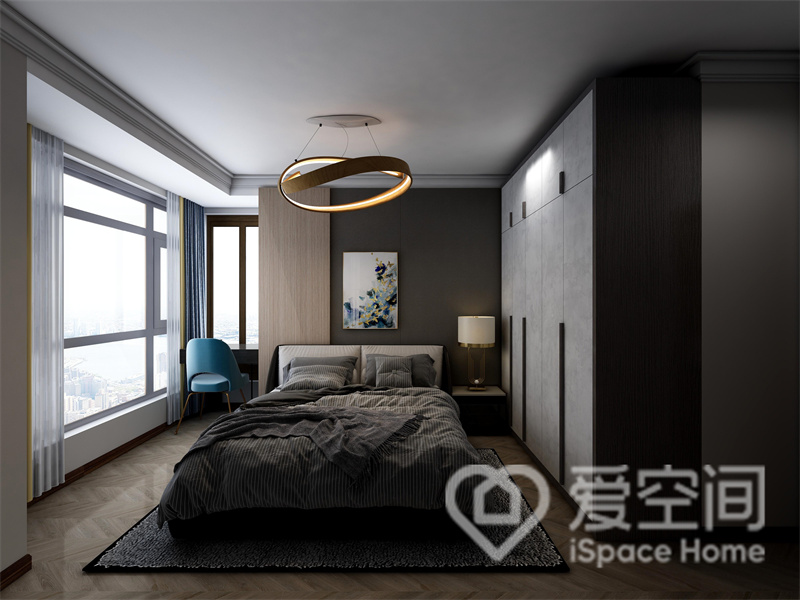 主卧使用低饱和色系设计，深浅灰色与木材的碰撞让冷淡的空间更具温馨感，隐形衣柜让卧室显得整洁自然。