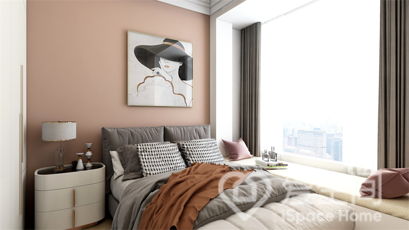 主卧常规布局，床体靠飘窗放置，粉色背景令卧室显得温馨而宁静，装饰画赋予了空间文艺氛围。