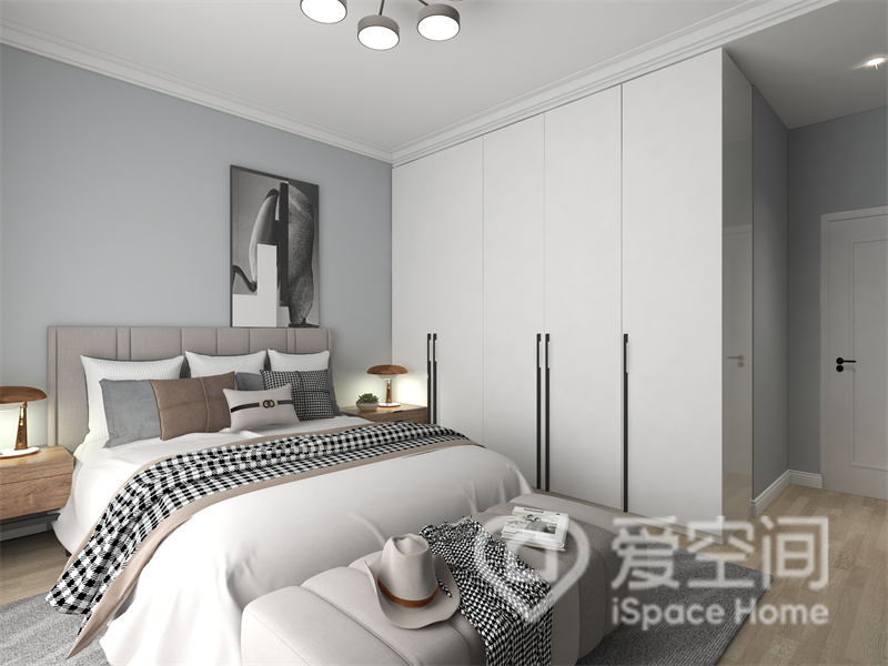 主臥以米白色為主色調，淺藍色背景墻賦予空間寧靜簡潔的氛圍，裝飾元素豐富了臥室層次感。