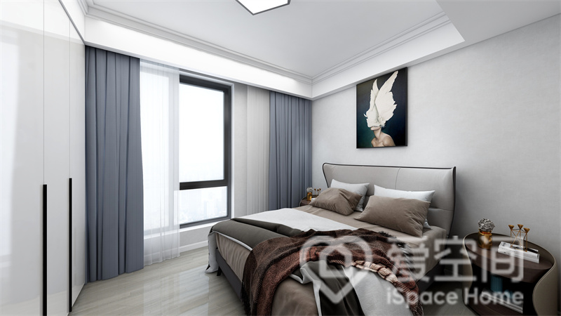 次卧的设计纯朴而简洁，灰色调的床品瞬间拉近了距离感，背景装饰简单的提升了空间艺术感。