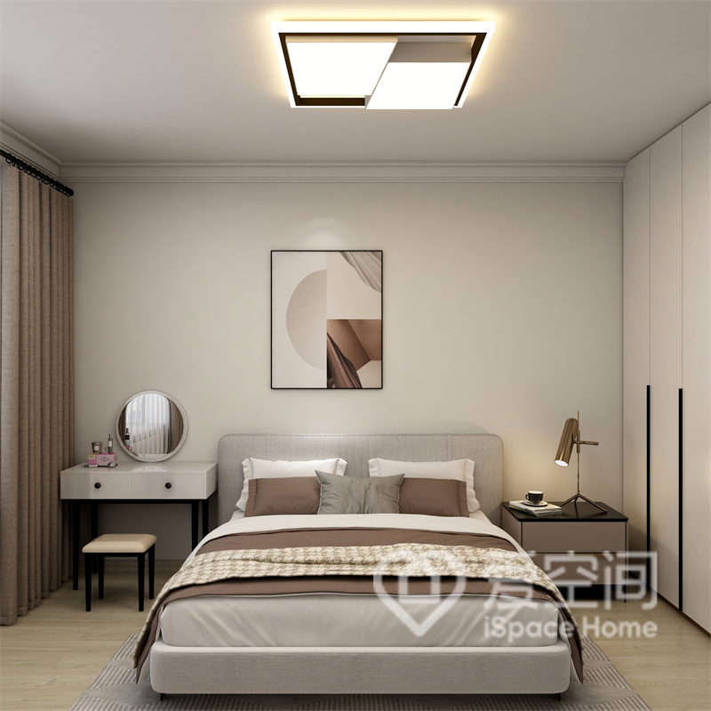主卧采用简约而素雅的米白色调为背景，灰色双人床搭配咖色床品，营造出温和无负担的空间氛围。